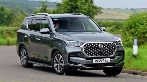 Този голям, седемместен SUV е чудесен вариант за шофиране както офроуд, така и по пътя, като междувременно е подходящ за работа и семейни излети. Rexton предлага много функции за шофиране в зимни условия, включително система за задвижване на четирите колела с опция за превключване към задвижване на две колела, както и специален режим „Зима“, който позволява автомобилът да стартира на втора предавка, за да избегне въртене на гуми на едно място при наличие на заледяване.
Огромното вътрешно пространство го прави удобен, когато шофирате в студено време. Той също така е оборудван с много модерни технологии, информационно-развлекателна система и висококачествени високоговорители. Отопляемите предни и задни седалки също ще бъдат оценени от всеки при шофиране в студените зимни дни. 
